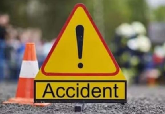 वडोदरा-अहमदाबाद एक्सप्रेसवे पर ओवरलोड कार के ट्रक से टकराने से 10 की मौत
