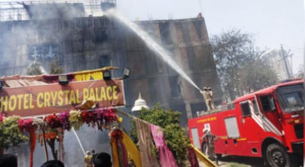 गाजियाबाद में बैंक्वेट हॉल में लगी आग, दो लोगों को बचाया गया