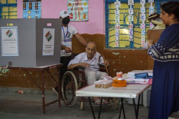 बुजुर्ग और विकलांग नागरिकों को पहली बार मिला घर से वोट डालने का अधिकार