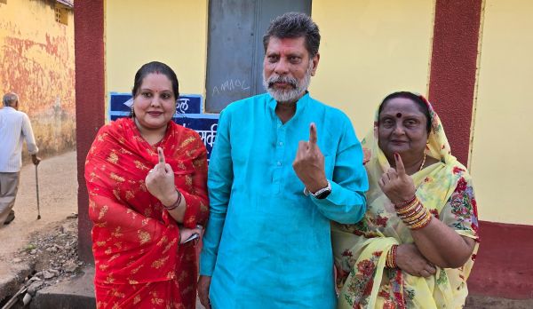 भाजपा प्रदेशाध्यक्ष ने सपरिवार किया मतदान 