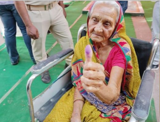 बिहार में व्हील चेयर पर वोट देने पहुंची बुजुर्ग महिला