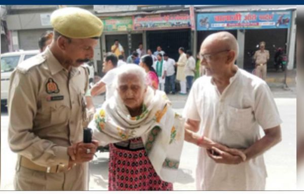 मुजफ्फरनगर में वोट देने पहुंची 91 साल की बुजुर्ग महिला