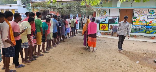 बंगाल की तीन लोकसभा सीट पर शाम पांच बजे तक 77 प्रतिशत से अधिक मतदान