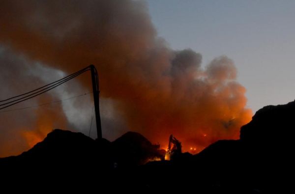 गाजीपुर ‘लैंडफिल’ में लगी आग से अब भी निकल रहा धुआं, लोगों को सांस लेने में दिक्कत