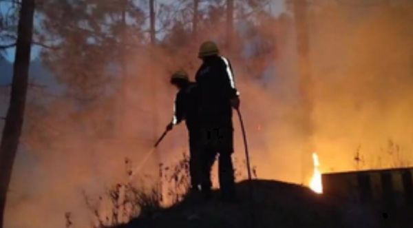 उत्तराखंड के जंगलों मे धधक रही आग