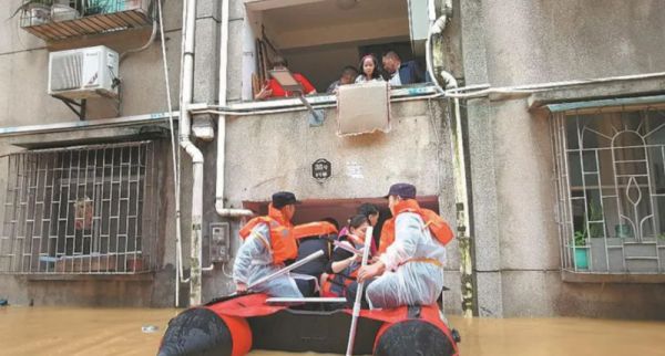चीन में बाढ़: हज़ारों लोगों को घरों से निकालकर सुरक्षित जगहों पर पहुंचाया गया