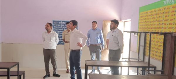 रायपुर आब्जर्वर रोहन चंद ठाकुर ने किया मतदान केंद्रों का निरीक्षण 