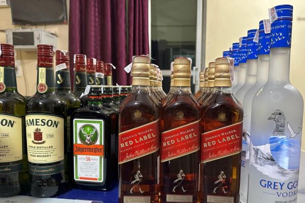 41 बोतल शराब के साथ हिस्ट्री शीटर गिरफ्तार, कार जब्त