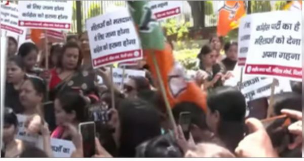 कांग्रेस के मेनिफेस्टो के खिलाफ बीजेपी का प्रदर्शन, महिला मोर्चा ने निकाला मार्च