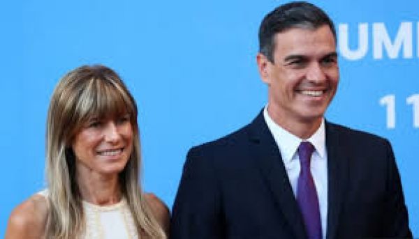 स्पेन के प्रधानमंत्री ने पत्नी के ख़िलाफ़ जांच शुरू होने के बाद सार्वजनिक काम रोका