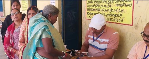 बिहार: आखिर वोट डालने घरों से क्यों नहीं निकले वोटर
