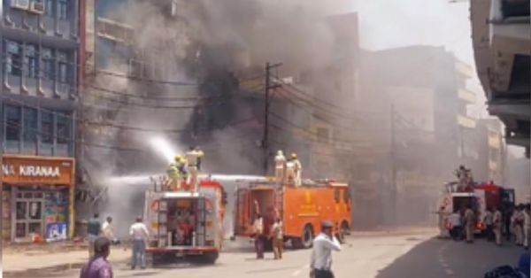 पटना रेलवे स्टेशन के पास होटल में लगी आग, काबू पाने की कोशिश जारी