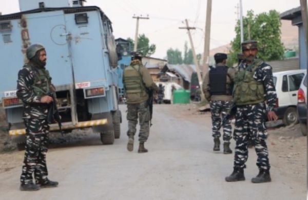 जम्मू-कश्मीर : सोपोर में मुठभेड़ में दो आतंकी ढेर, एक नागरिक और दो सैनिक भी घायल
