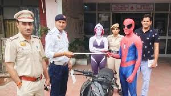 दिल्ली में स्पाइडरमैन की पोशाक पहने महिला समेत दो लोग गिरफ्तार