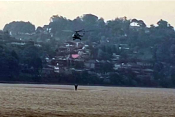 नैनीताल के जंगलों में लगी भीषण आग पर वायुसेना के हेलीकॉप्टर की मदद से पाया गया काबू