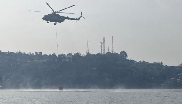 नैनीताल के जंगलों में आग, वायुसेना के हेलीकॉप्टर कर रहे हैं बुझाने की कोशिश