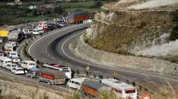 बारिश के बाद भूस्खलन होने से जम्मू-श्रीनगर राष्ट्रीय राजमार्ग पर परिवहन बंद