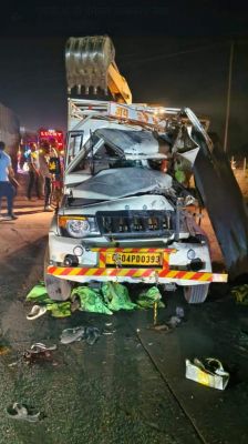 पिकअप वाहन, खड़ी ट्रक से टकराई 10 मौतें