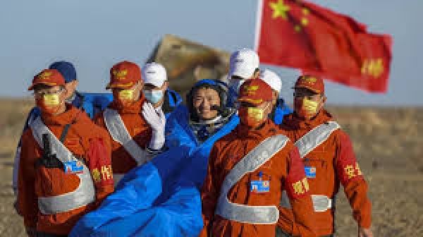 चीनी अंतरिक्ष यात्री छह महीने तक अंतरिक्ष में रहने के बाद धरती पर लौटे