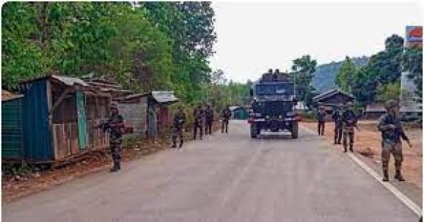मणिपुर : महिला प्रदर्शनकारियों ने जब्त हथियार और गोला बारूद ले जा रहे सैनिकों को रोका