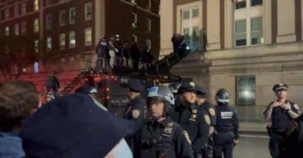 कोलंबिया यूनिवर्सिटी में न्यूयॉर्क पुलिस की रेड, गिरफ़्तार किए गए छात्र प्रदर्शनकारी