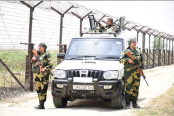 जम्मू-कश्मीर के सांबा में बीएसएफ ने पाकिस्तानी घुसपैठिए को मार गिराया