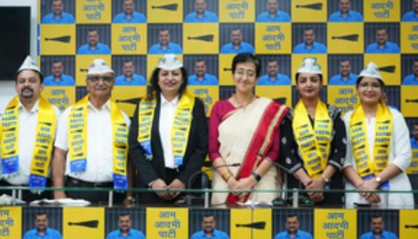 गीता रानी समेत तमाम वरिष्ठ वकीलों ने ज्वाइन किया 'आप', आतिशी ने पार्टी में किया स्वागत