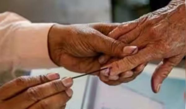 बिहार में वोट प्रतिशत बढ़ाने को लेकर निर्वाचन आयोग और राजनीतिक दलों ने लगाया जोर