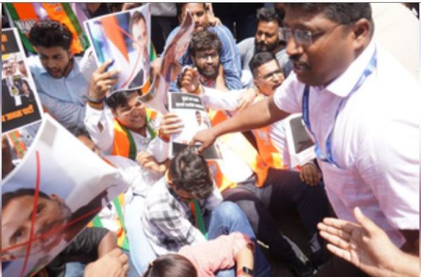 कांग्रेस नेता विजय वडेट्टीवार ने उज्ज्वल निकम पर दिया विवादित बयान, भाजपा युवा मोर्चा ने किया विरोध-प्रदर्शन