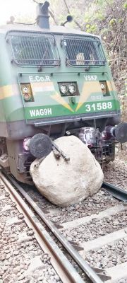 भूस्खलन: मालगाड़ी के इंजन पर गिरा बड़ा पत्थर