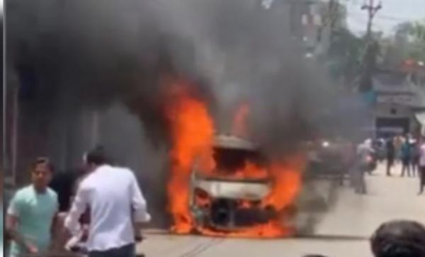 उत्तर प्रदेश के बिजनौर में चलती कार में लगी आग, चालक ने कूदकर बचाई जान