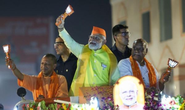 प्रधानमंत्री नरेंद्र मोदी ने अयोध्या में निकाला रोड शो, योगी आदित्यनाथ भी साथ