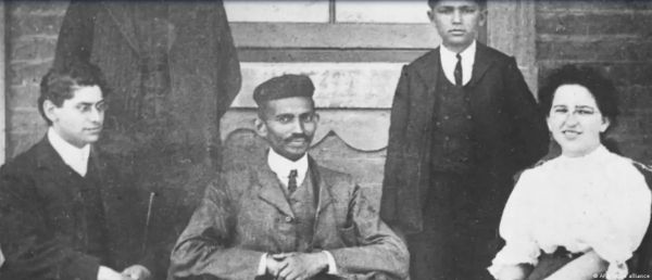 गांधी की जवानी के दिनों पर ‘क्राउन’ जैसी टीवी सीरीज