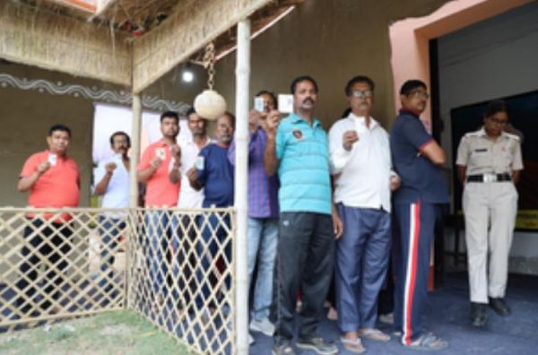 हिंसा की घटनाओं के बीच बंगाल की चार लोकसभा सीटों पर वोटिंग जारी