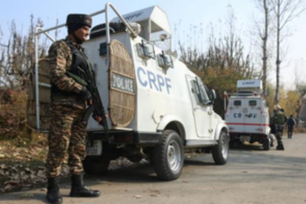 जम्मू-कश्मीर के कुलगाम में सुरक्षाबलों और आतंकियों के बीच मुठभेड़