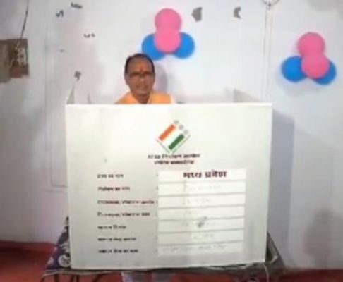 शिवराज सिंह चौहान ने परिवार के साथ किया मतदान