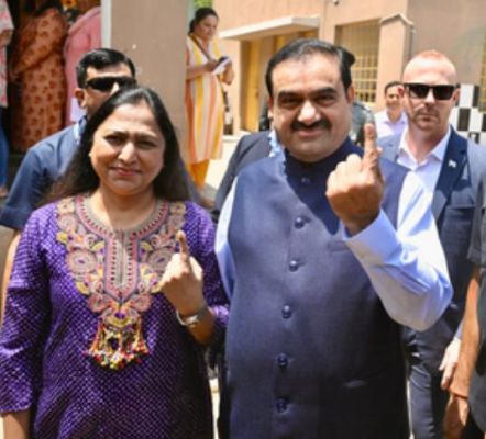 अदाणी समूह के चेयरमैन गौतम अदाणी ने परिवार के साथ किया मतदान