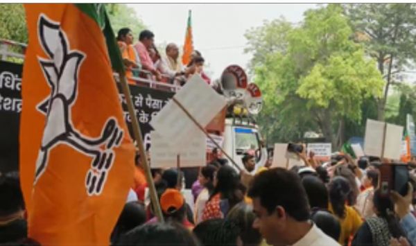 दिल्ली बीजेपी के कार्यकर्ताओं ने केजरीवाल के खिलाफ किया प्रदर्शन