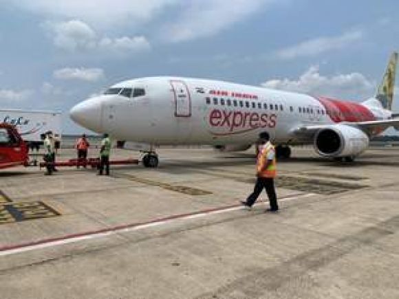 एयर इंडिया एक्सप्रेस की 78 उड़ानें हुई रद्द, एक साथ छुट्टी पर गए कर्मचारी
