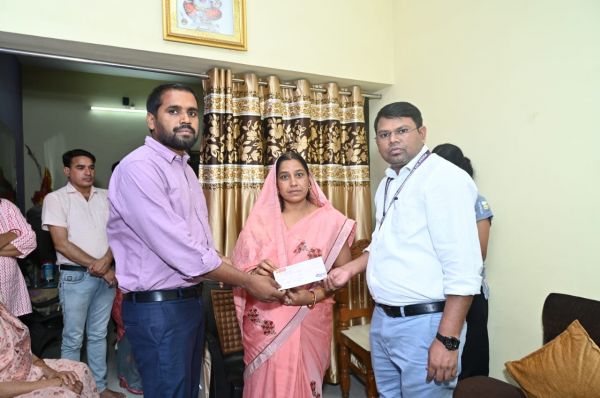 नगर निगम आयुक्त श्री अबिनाश मिश्रा ने श्रीमती नीलू वर्मा को सौंपा 15 लाख रूपए का चेक