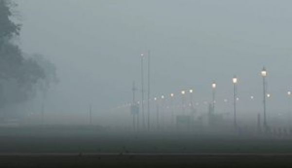 दिल्ली में धूल भरी आंधी के बाद हल्की बारिश, खराब मौसम के कारण नौ उड़ानों का गंतव्य बदला
