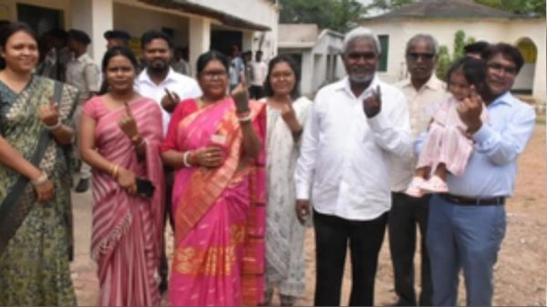 सीएम चंपई ने परिवार के साथ पहुंचकर डाला वोट