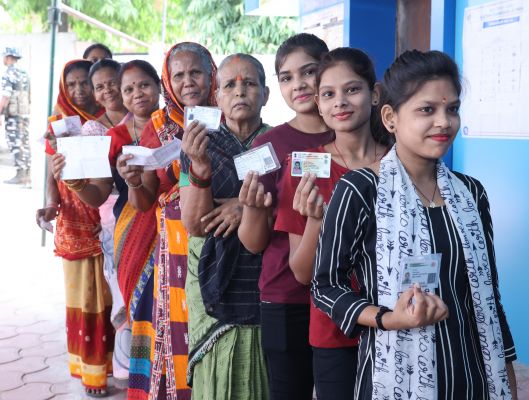 पश्चिम बंगाल की आठ लोकसभा सीट पर शाम पांच बजे तक 75 प्रतिशत से अधिक मतदान