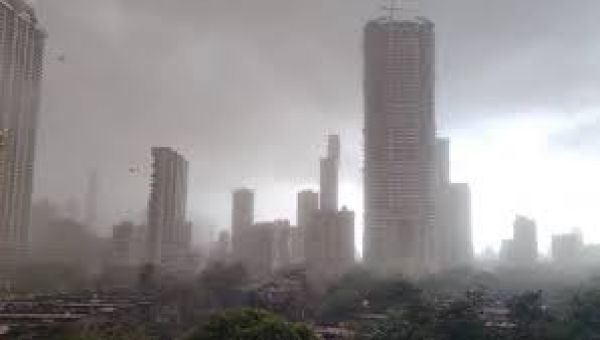 मुंबई के कुछ हिस्सों में तेज हवाओं के साथ बारिश; मेट्रो व लोकल ट्रेन सेवाएं प्रभावित