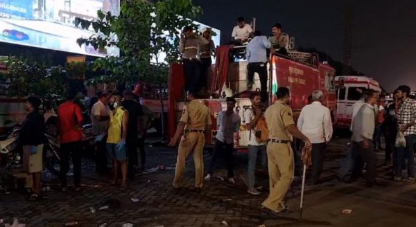 मुंबई में विशाल होर्डिंग गिरने से 8 लोगों की मौत, क़रीब 60 लोग घायल