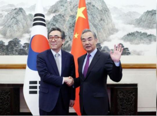 चीनी विदेश मंत्री ने दक्षिण कोरिया के विदेश मंत्री से वार्ता की
