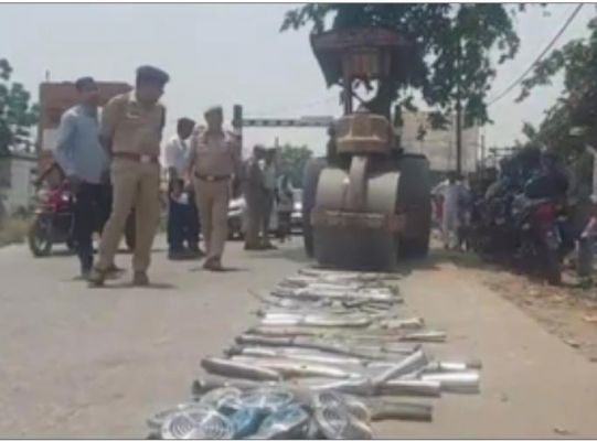 बिजनौर में पुलिस ने बुलेट के मॉडिफाइड साइलेंसरों पर चलवाया बुलडोजर
