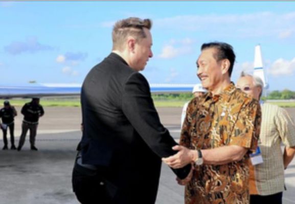 इंडोनेशिया पहुंचे एलन मस्क, स्टारलिंक की इंटरनेट सर्विस करेंगे लॉन्च