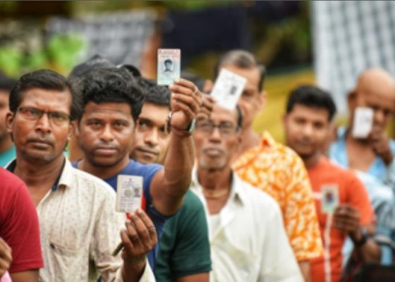 बिहार में मतदाताओं में दिख रहा उत्साह, बैलगाड़ी और भैंस पर सवार होकर वोट डालने पहुंचे 