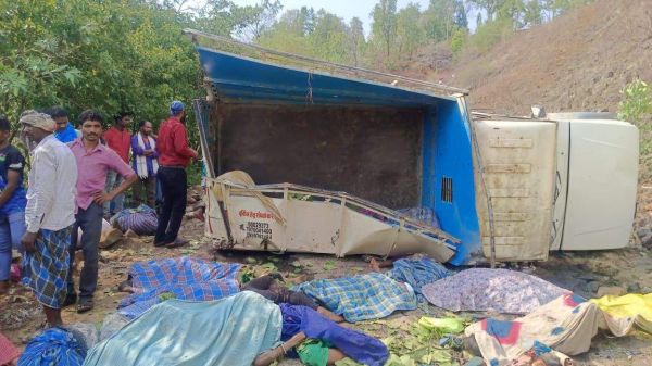 तेंदूपत्ता मजदूरों से भरी पिकअप वाहन खाई में गिरी, 18 की मौत